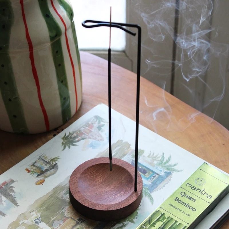 Soporte de incienso colgante de madera y metal