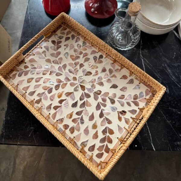 Bandeja de nácar y ratán