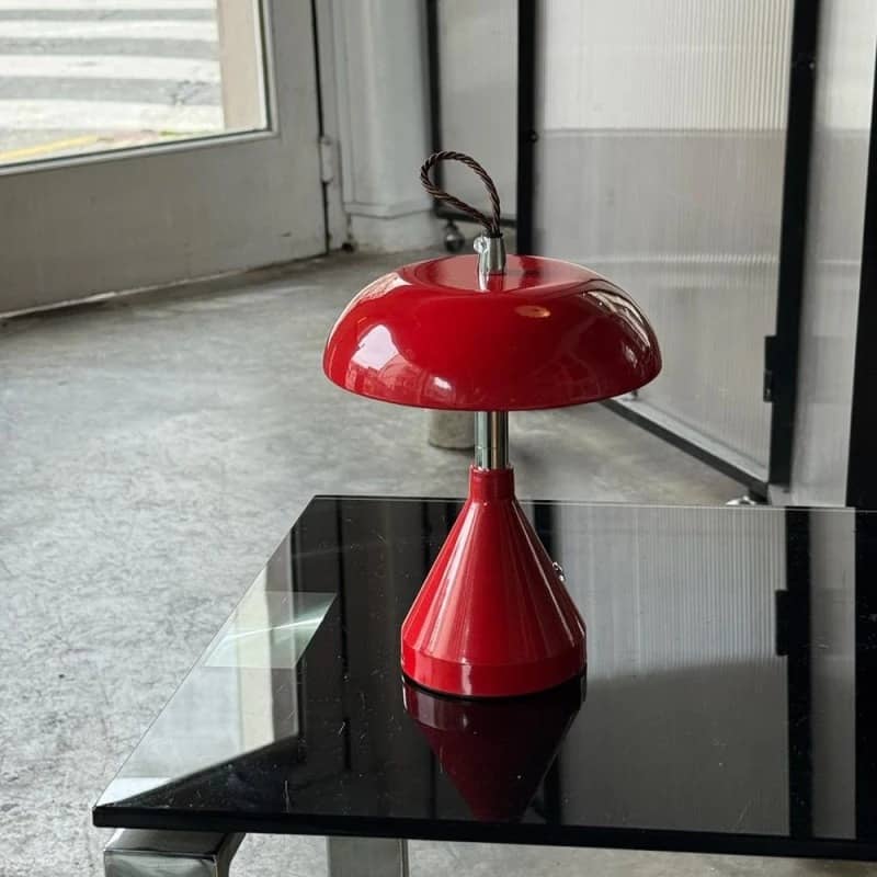 Lámpara de mesa viajera inalámbrica roja