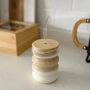 Vaso de vidrio ondeado con tapa de madera y sorbito