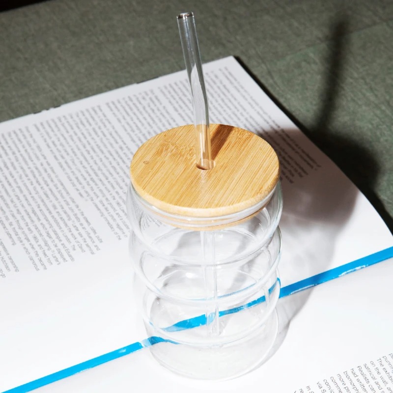 Vaso de vidrio ondeado con tapa de madera y sorbito - Imagen 3