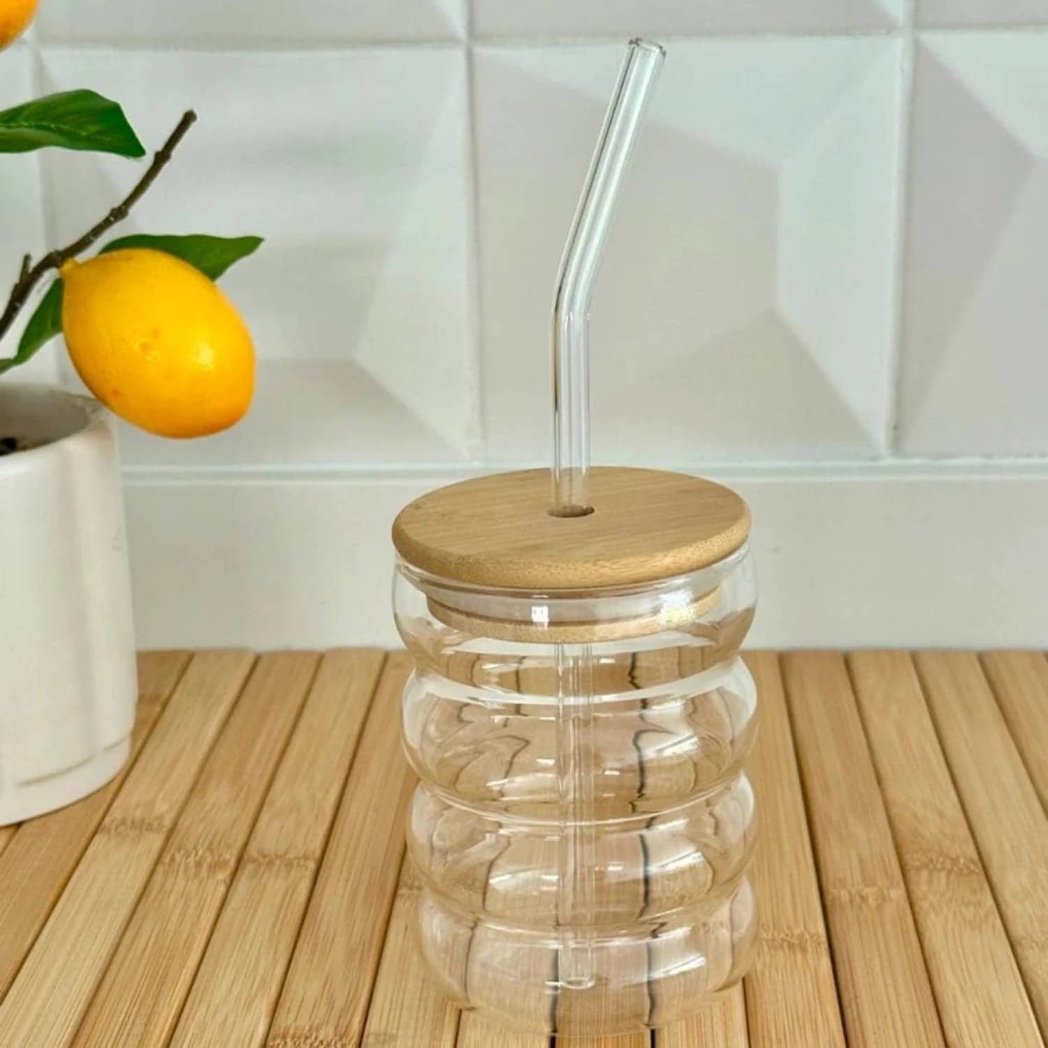 Vaso de vidrio ondeado con tapa de madera y sorbito - Imagen 2