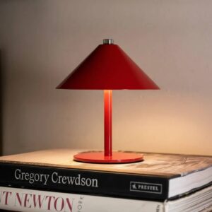 Lámpara de mesa cónica metálica