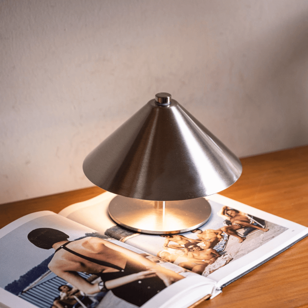 Lámpara de mesa cónica metálica Baby plateada
