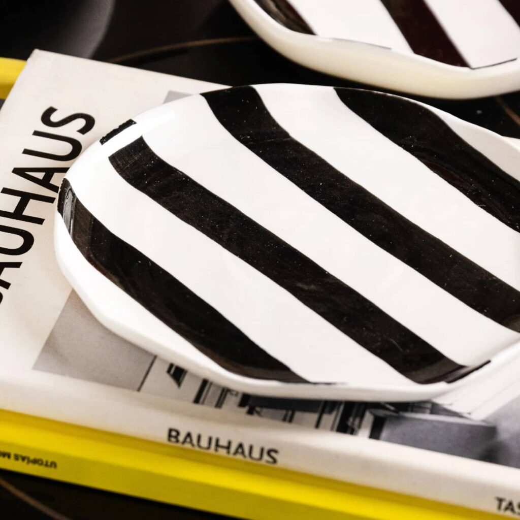 Plato de cerámica rayas – negro