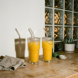Vaso de vidrio con tapa y sorbito 600ml