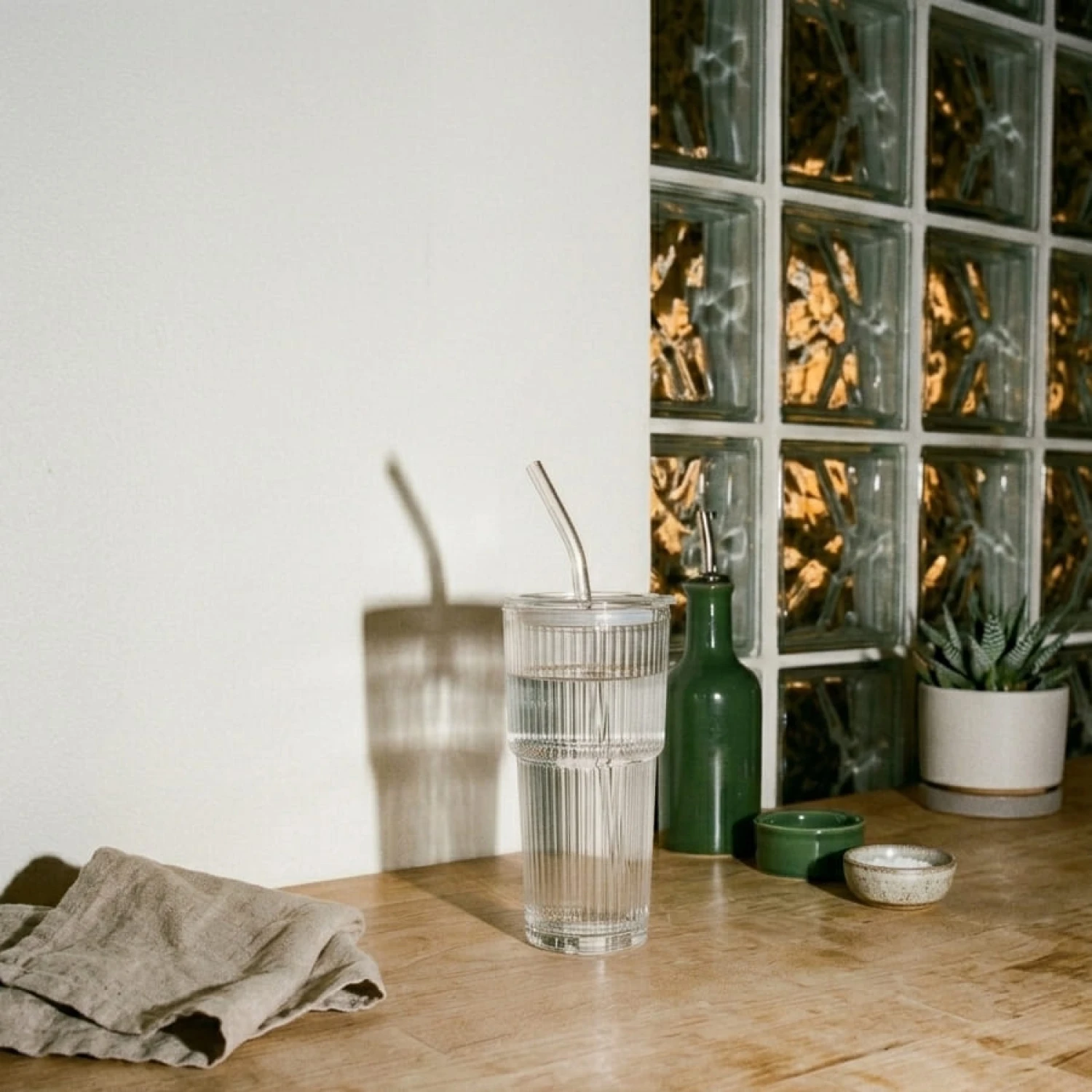 Vaso de vidrio con tapa y sorbito 600ml - Imagen 2