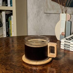 Taza de vidrio acanalada con asa de madera Nórdica 250ml
