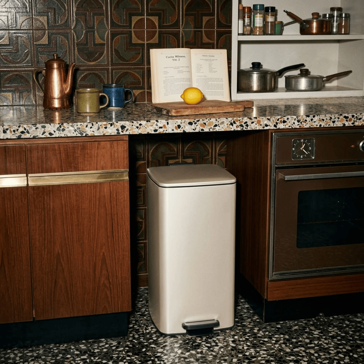Tacho cesto de basura 30L cuadrado con tapa a pedal - beige - Imagen 3