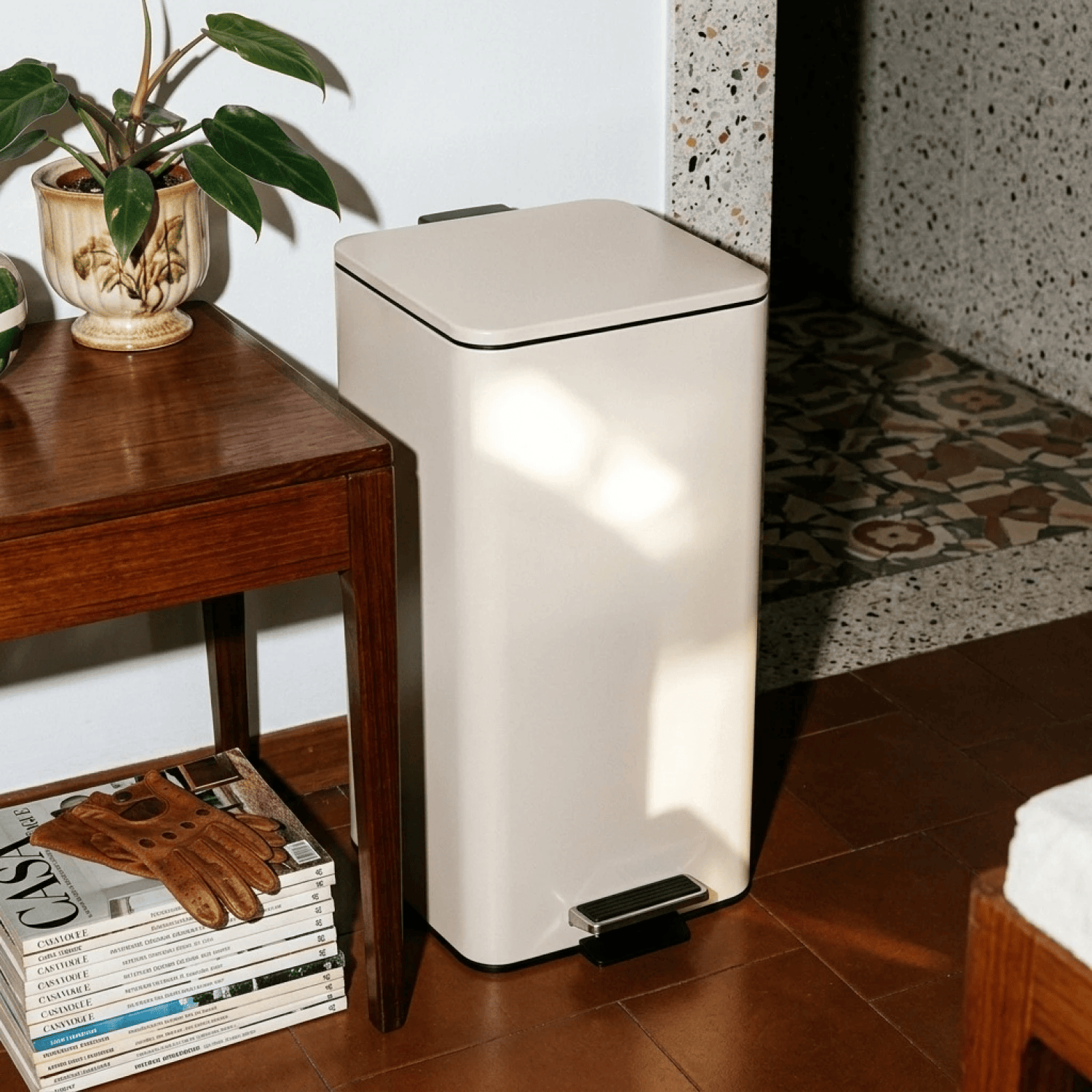 Tacho cesto de basura 30L cuadrado con tapa a pedal - beige